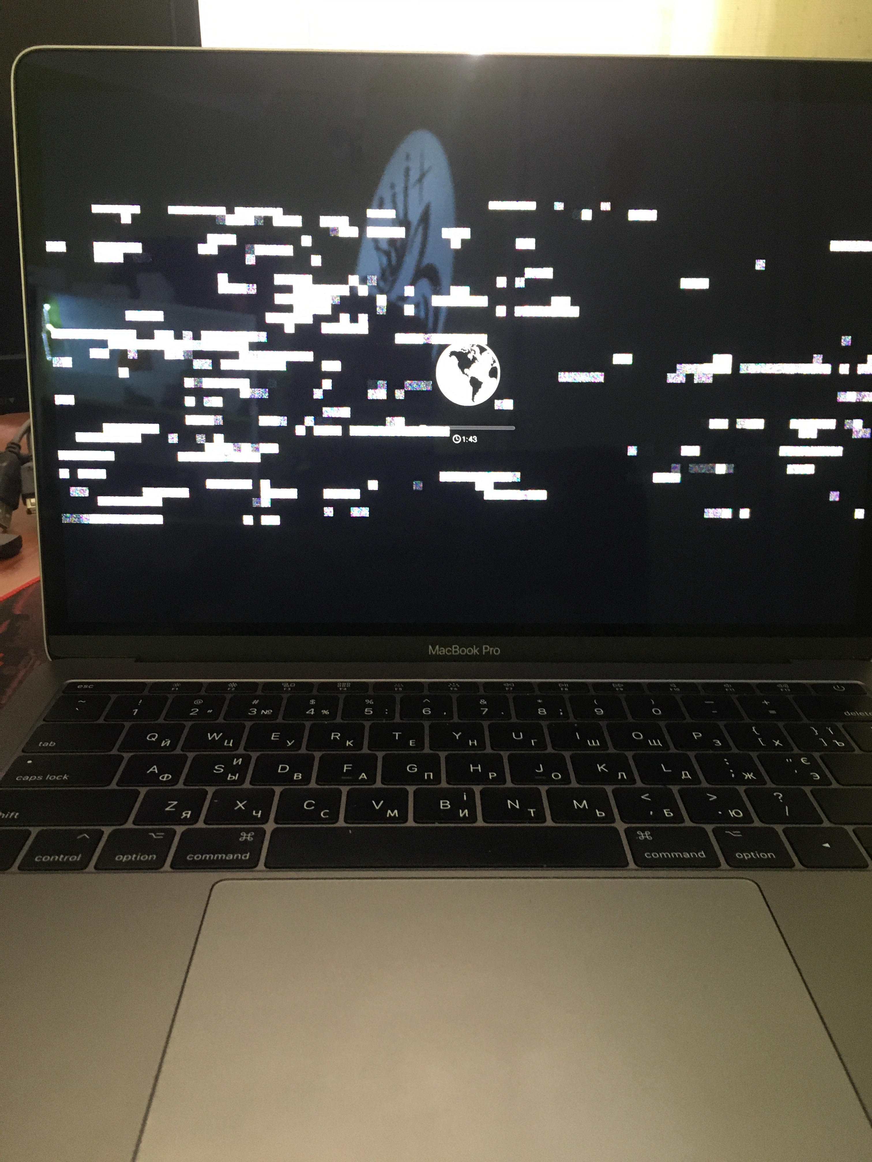 MacBook Pro A1708 Артефакты Тухнет экран